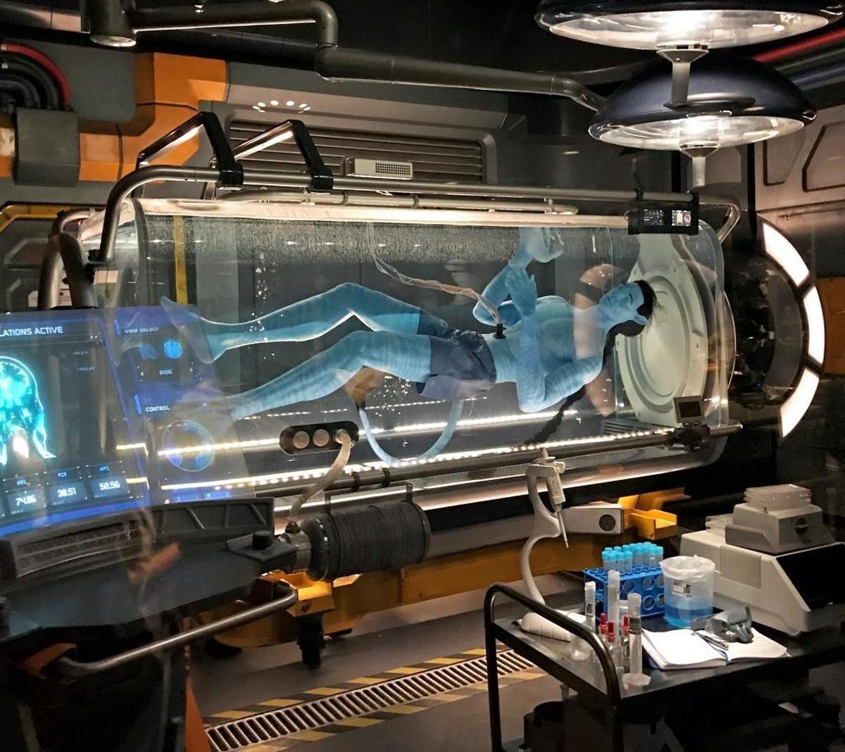 A full-size Na’vi avatar in the lab on Pandora.