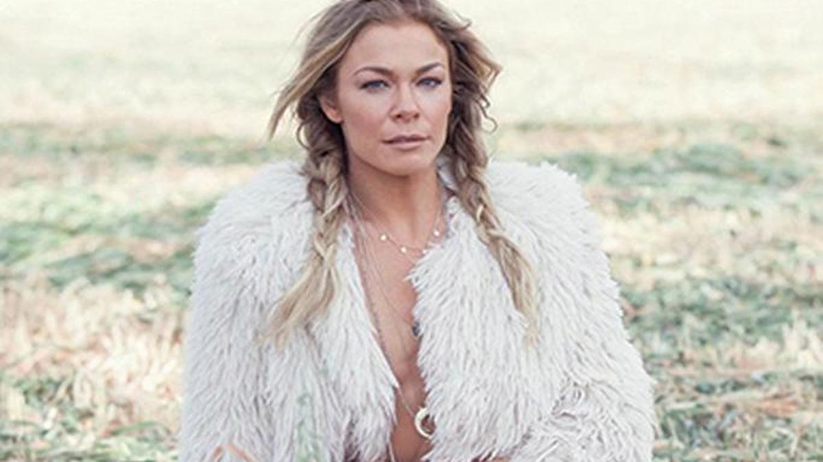 LeAnn Rimes’ Christmas show, which will be in Sarasota on Sunday, combines seasonal songs with some of her biggest hits.
