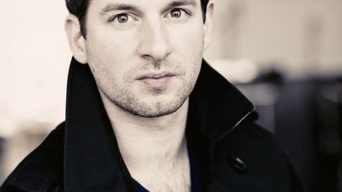The featured soloist on the Mendelssohn concerto is Bertrand Chamayou.