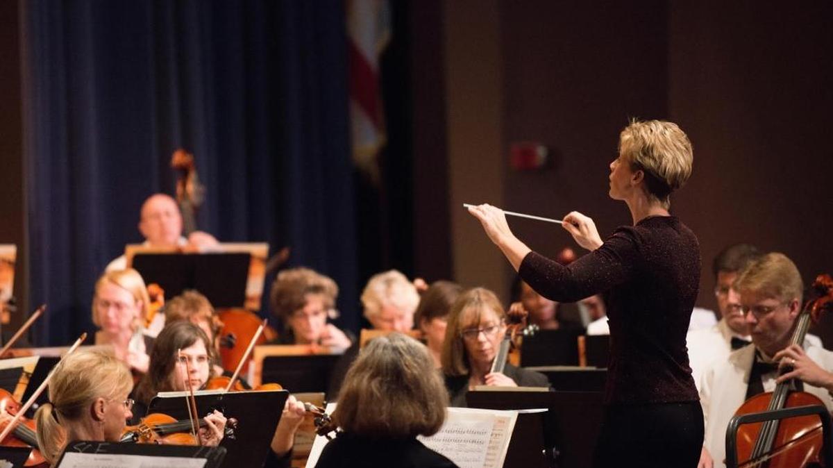 Robyn Bell conducts the Pops Orchestra.