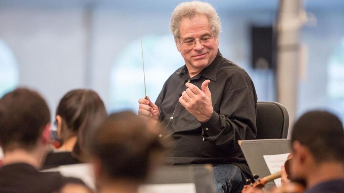 Itzhak Perlman, whose wife, Toby, founded the Perlman Music Program, conducts students.
