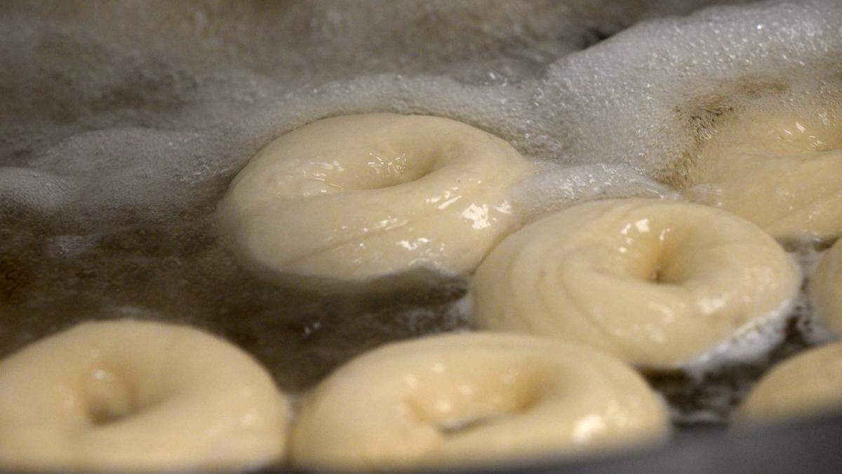 Boiling bagels at Jeff’s Bagel Run at 14624 State Road 70 East, on Oct. 6, 2025.