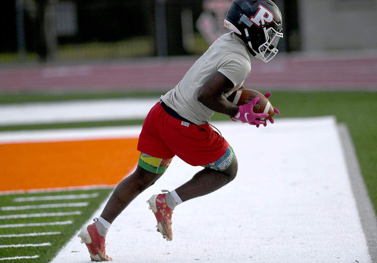 12/28/21—Palmetto’s Cleve Benson catches the ball at practice for the Florida Suncoast Senior Showcase, which gives high school football players a chance for scouts to see their abilities before signing day.
