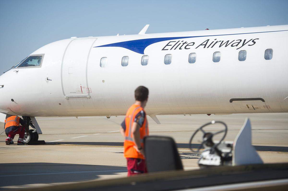 11/17/2016--SRQ employees help unload the first Elite Airways flight as it lands at SRQ Airport on, November 17, 2016, at Sarasota-Bradenton International Airport in Sarasota.