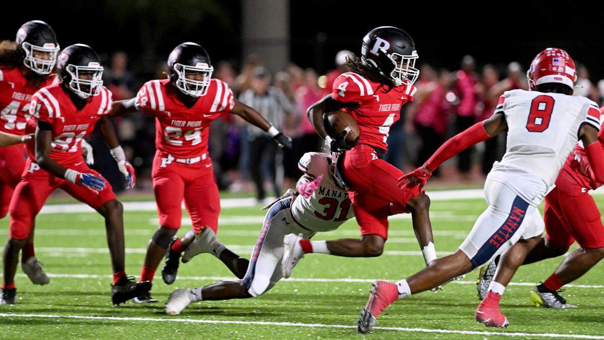 Palmetto’s Da’Mari Magwood runs the ball against Manatee on Friday, Oct. 27, 2023 in Palmetto.