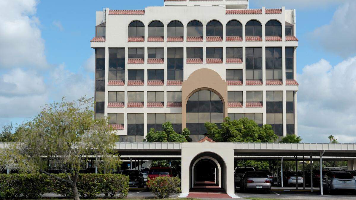 The Plaza del Rio commercial office building at 101 Riverfront Drive in downtown Bradenton. 
 PAUL VIDELA/Bradenton Herald