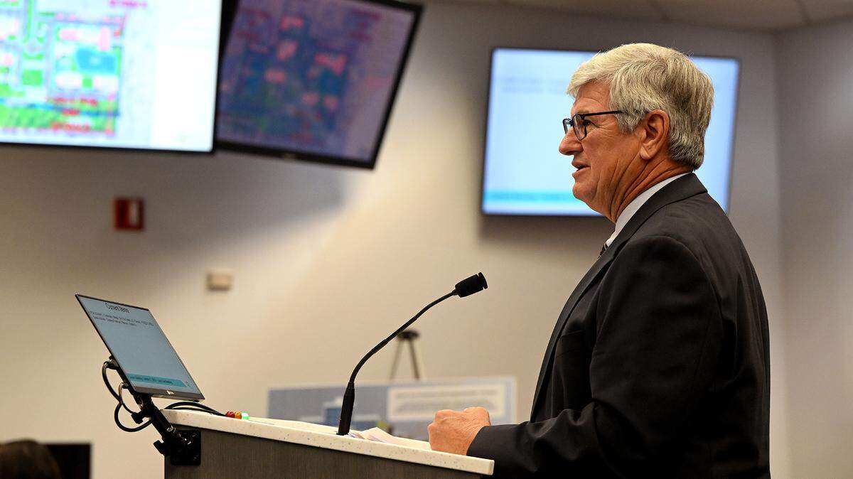 Bob Gause, a planner with Gause and Associates, speaks to the Manatee County Commission about the Creekside Village apartment complex during a Thursday, Oct. 5, 2023, public meeting.