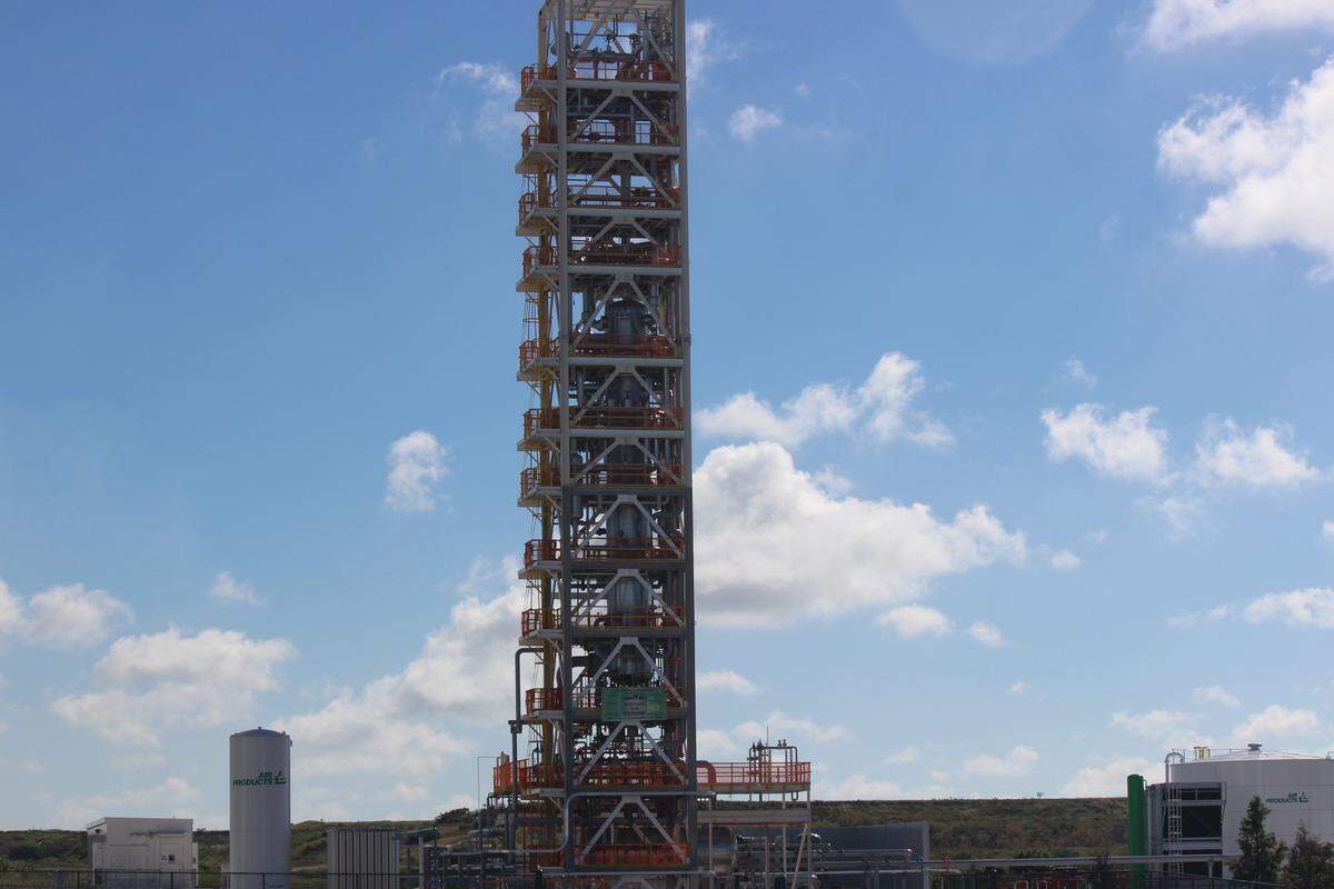 Air Products unveiled its new liquefied natural gas equipment test facility at its manufacturing plant near Port Manatee on Thursday.