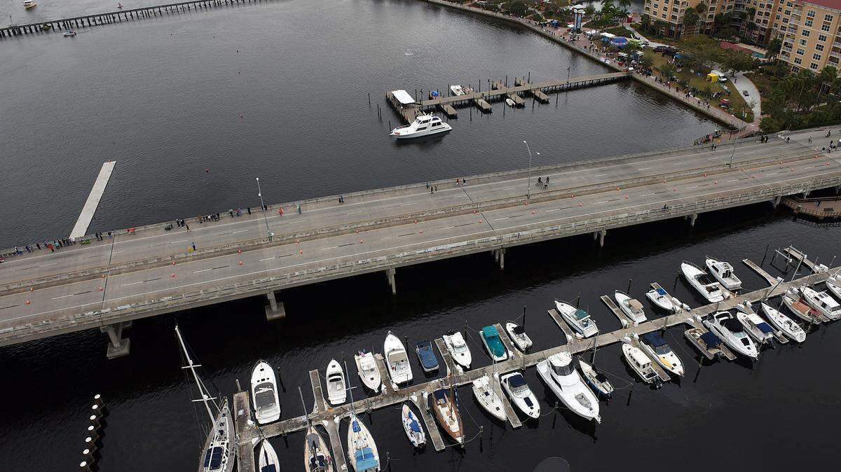 A crowd begins to form on the Green Bridge for the Bradenton Area River Regatta Saturday. 
 TIFFANY TOMPKINS/Bradenton Herald
