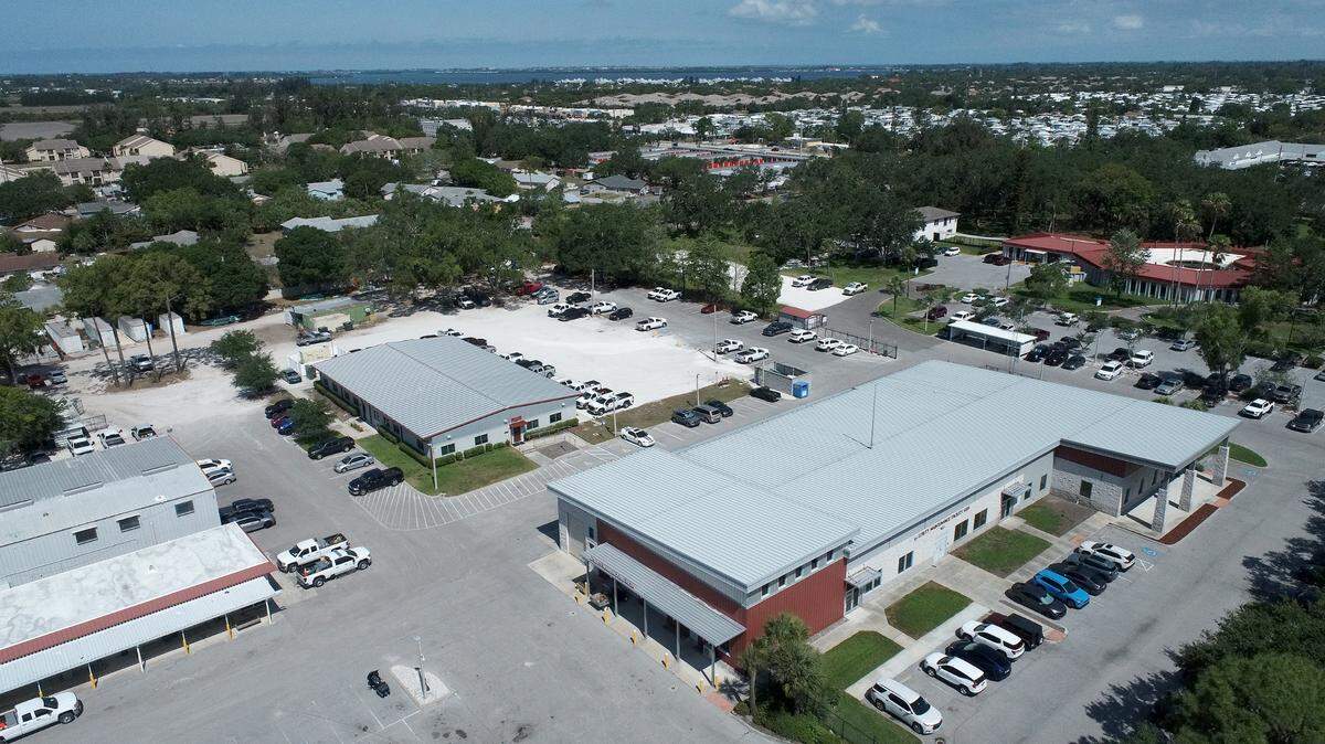 La propiedad en 4530 66 Street West, que actualmente alberga el complejo de Servicios Públicos del Condado Manatee, fue propuesta para ser donada para ser una villa de Veteranos durante la reunión de la Junta de Comisionados el 25 de abril de 2023.