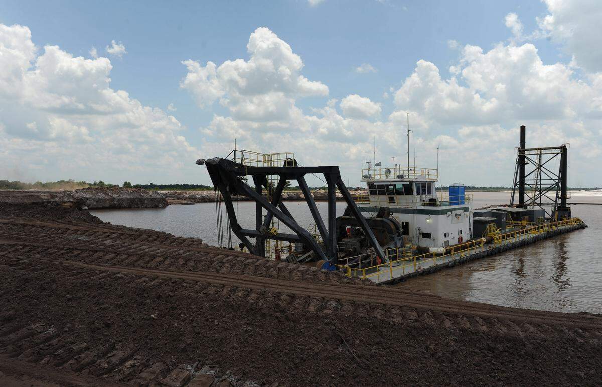 An overburden dredge digs down 40 to 55 feet below the water’s surface to remove non-phosphate material in preparation for a mining dredge. The mining, or matrix, dredge will gather phosphate ore from 93 feet below the surface.