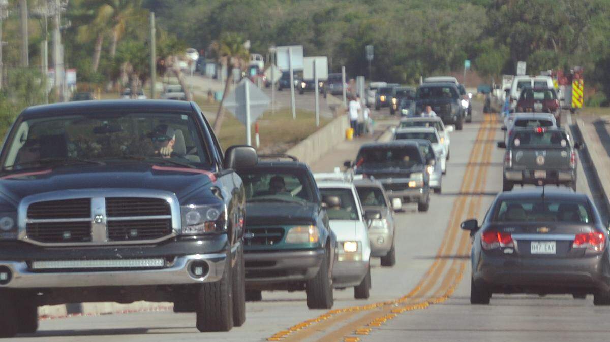 Traffic is heavy on State Road 64 West as people head to Anna Maria Island on Wednesday as temperatures soar into the 80s.GRANT JEFFERIES/Bradenton Herald