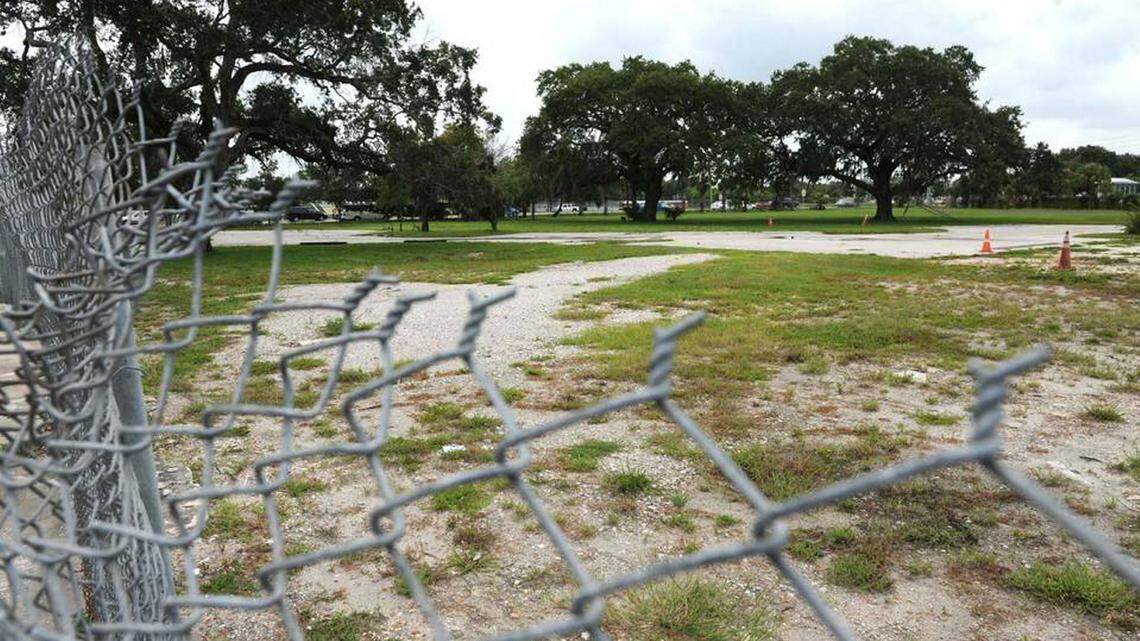 A prolonged effort to build the Minnie L. Rogers Plaza, featuring a Save-A-Lot grocery store, at 13th Avenue West and First Street in Bradenton came crashing down after the developer once again failed to close on $6 million in tax credits and made last-minute demands for more money from the city. GRANT JEFFRIES/Bradenton Herald file photo