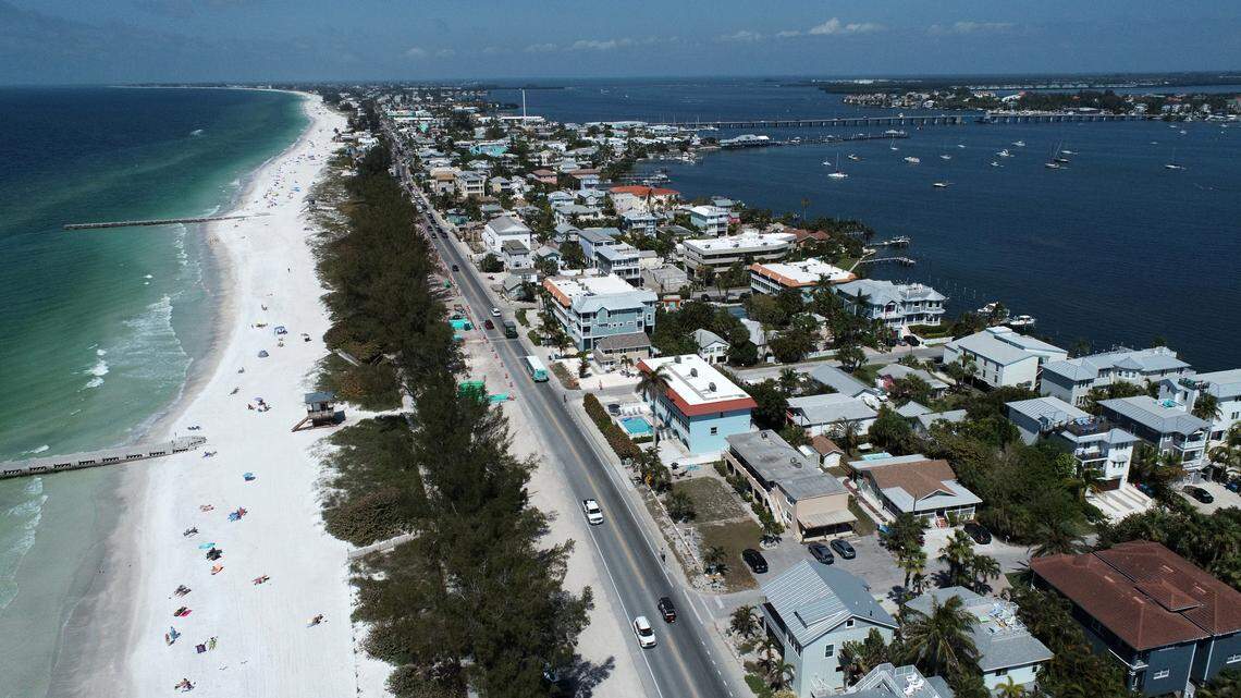 Who is running for mayor and city commission seats in Anna Maria and Holmes Beach?