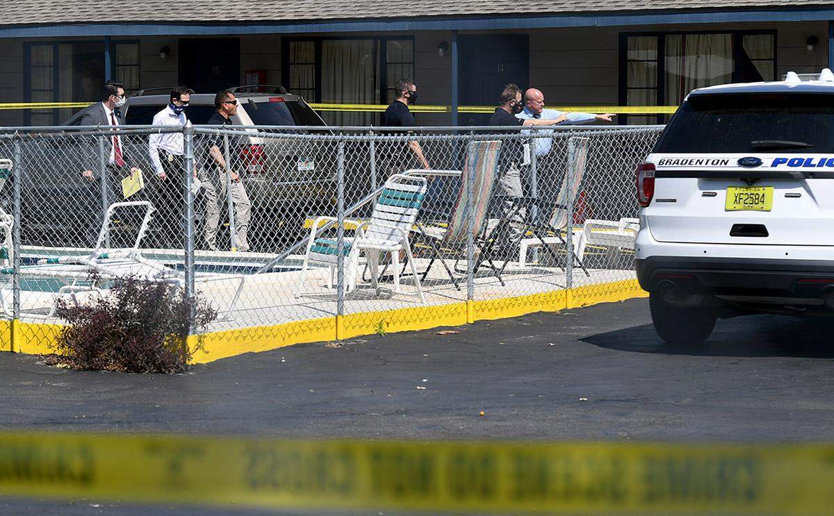 03/25/21--Bradenton Police investigate the scene after shooting a suspect at the Blue Boy Motel in Bradenton.