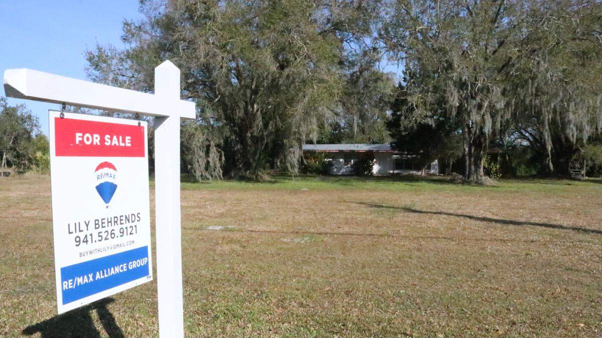 1/21/2021-- The median price for existing single-family houses sold in the Bradenton area in December rose 6.8 percent to $357,000, according to the Realtor Association of Sarasota and Manatee. During the month, there were 831 closed sales, compared to 587 a year ago.