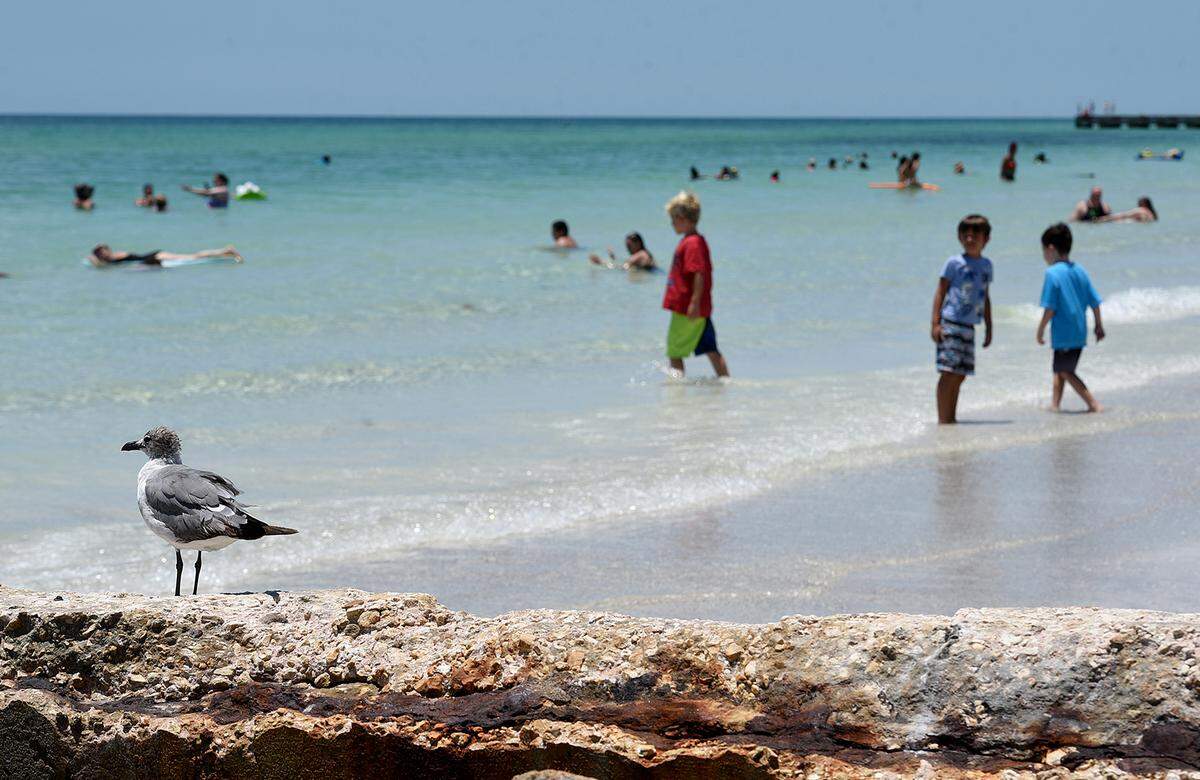 The warm weather and beaches on Anna Maria Island and Longboat Key are expected to be a strong draw for winter visitors again this year, but the pandemic is causing some to cancel their visits or push back their arrival dates.