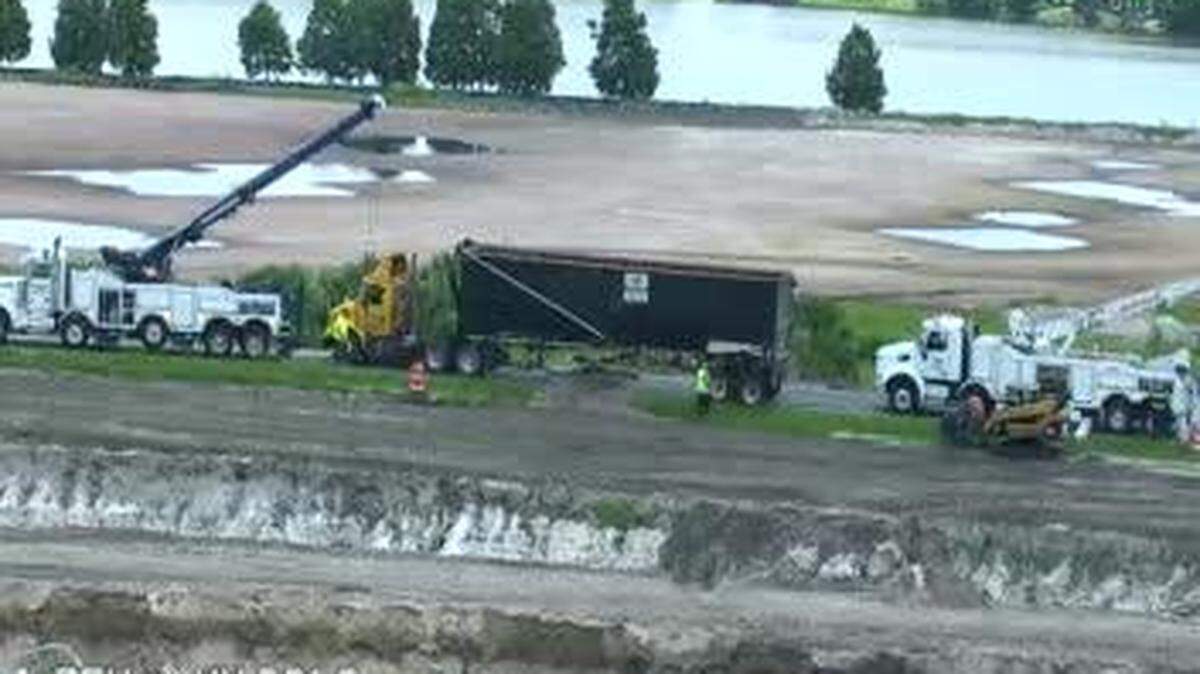 An overturned tractor trailer is causing major delays on Interstate 75 at State Road 64 Thursday afternoon.