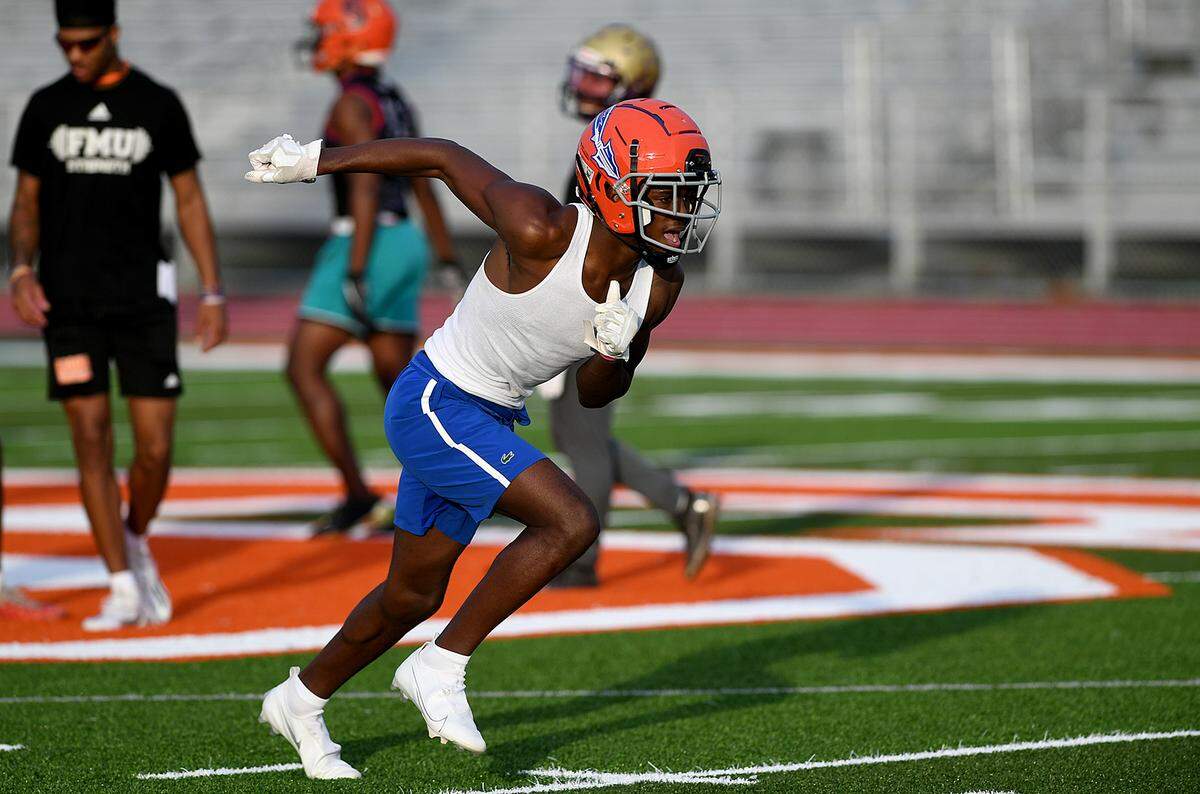 12/28/21—Southeast’s Jaheim Reddick at practice for the Florida Suncoast Senior Showcase, which gives high school football players a chance for scouts to see their abilities before signing day.