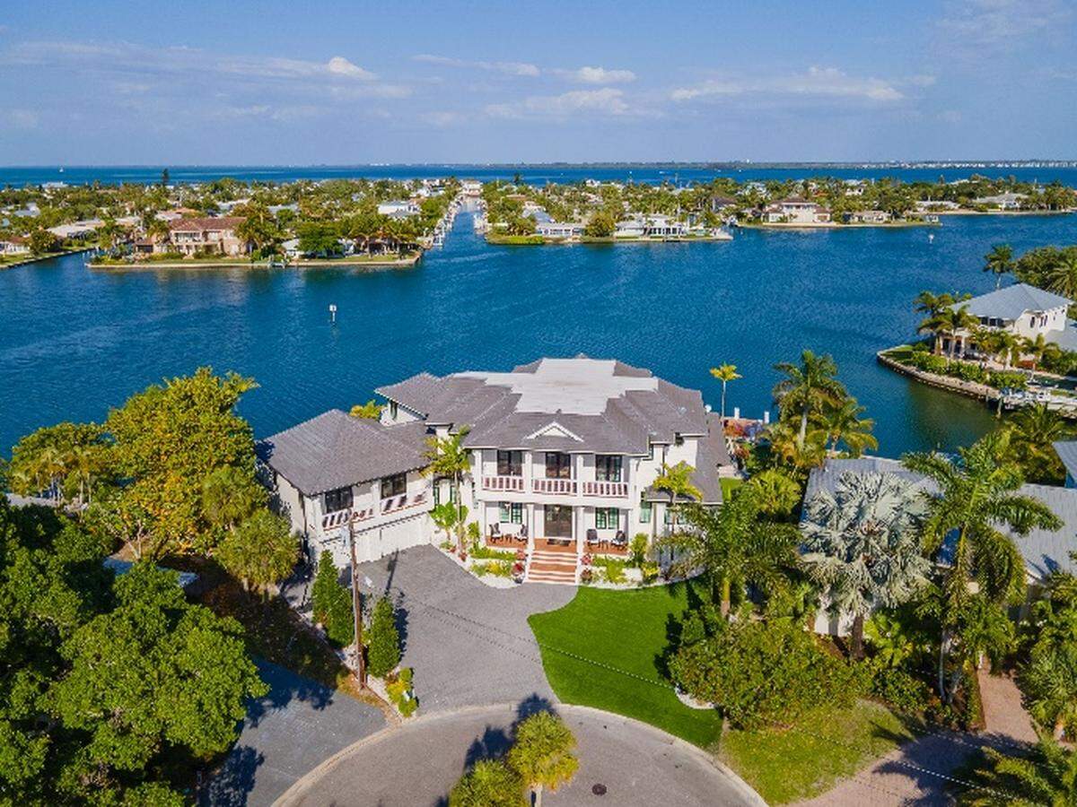 Former MLB All Star Mark Melancon is selling his Anna Maria Island, Florida waterfront home for $10.95 million.
