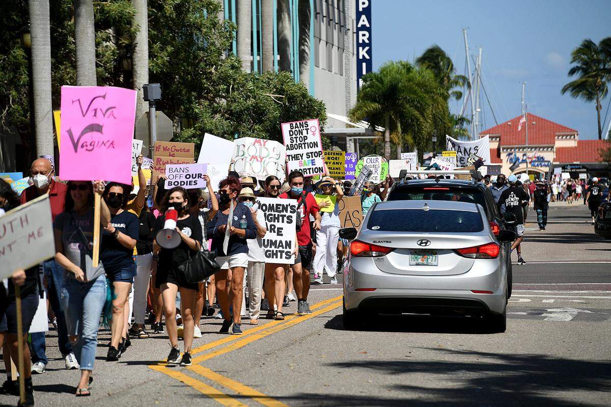 10/02/21—Pro-choice advocates marched through the streets of downtown Bradenton Saturday, joining hundreds of other Women’s March demonstrators across the country in support of reproductive rights. The march was organized by Women’s Voices of Southwest Florida.