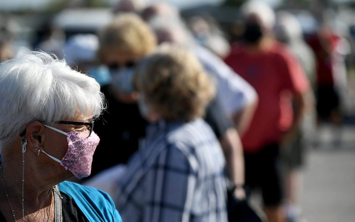 03/02/21--People 65 and over at Colony Cove in Ellenton to make appointments and get vaccinated against COVID-19.