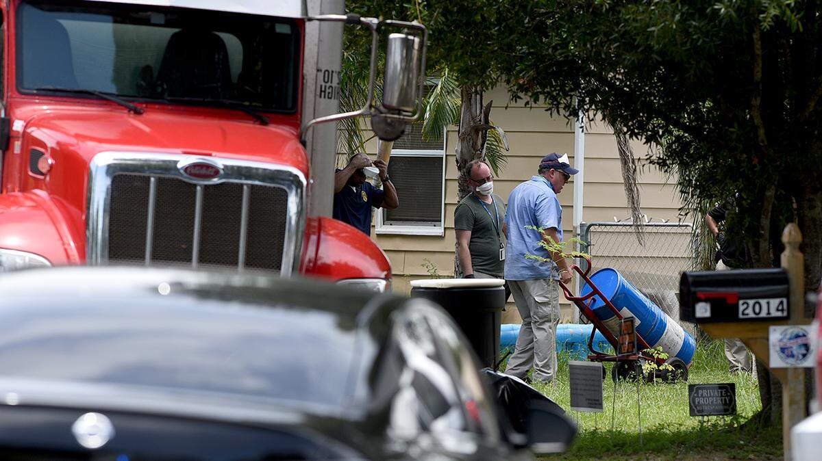 La Oficina de Investigaciones Penales de la FDA estuvo en el lugar donde una familia de Bradenton que comercializaba un agente blanqueador tóxico como cura para el COVID-19 y otras enfermedades y padecimientos graves. La familia enfrenta ahora cargos penales federales.
