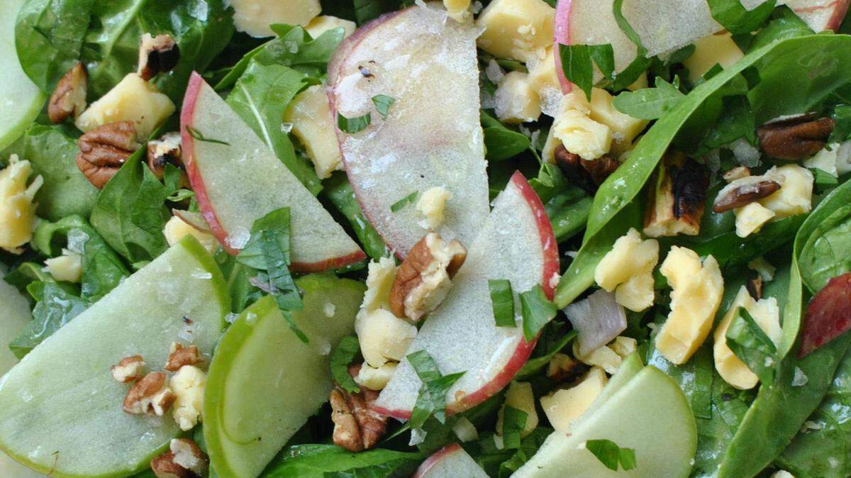 GRETCHEN MCKAY/PITTSBURGH POST-GAZETTE/TNSFall Greens with Apple, Pecans and Cheddar