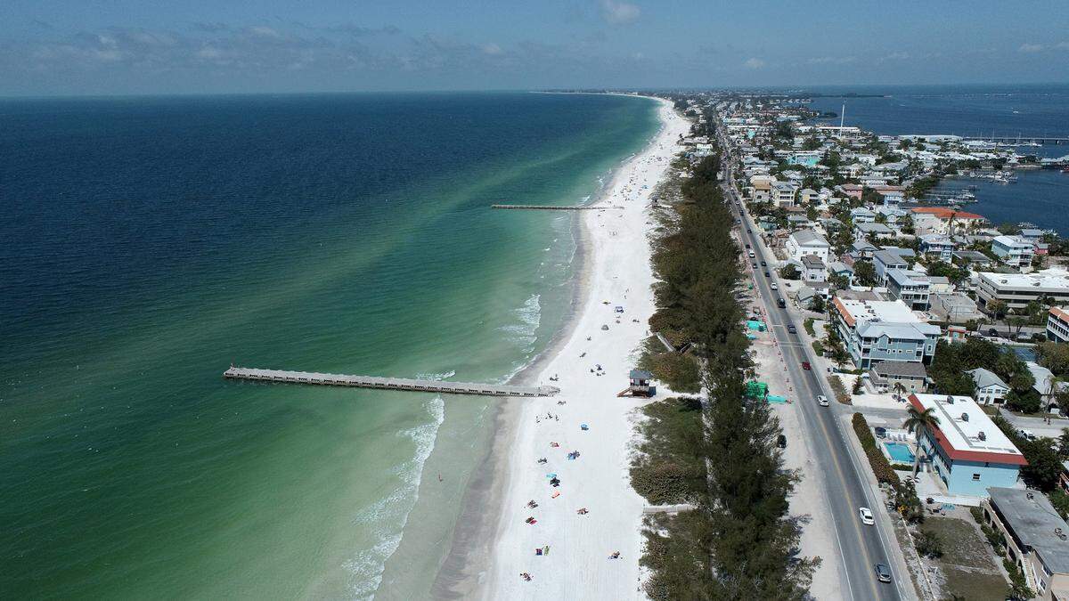 A red tide bloom that has lingered since fall has worsened in recent weeks, bringing more dead fish, murky waters and foul air to beaches on Anna Maria Island’s Bradenton Beach.