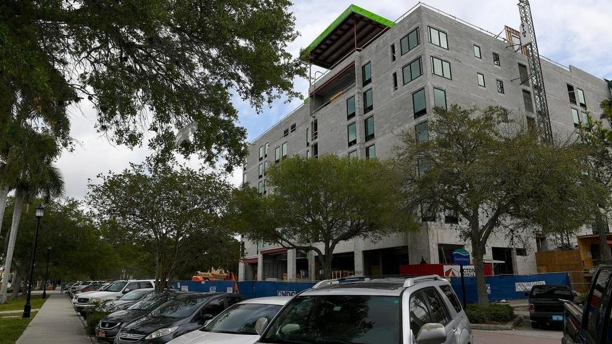 Sarasota-based Oak and Stone announced that it will be the featured rooftop restaurant and bar on top of the new downtown Bradenton Spring Hill Suites hotel.
