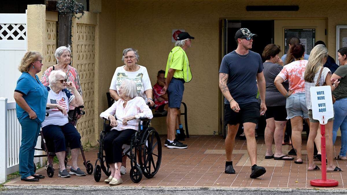 A group of residents from Brookdale Palma Sola waits for their ride after voting at Redeemer Lutheran Church on Nov. 5, 2024.