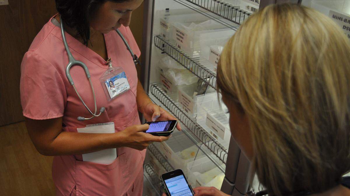 Sarasota Memorial Hospital nurses Robyn Laatsch and Chrissa Bolin, pictured in this Herald file photo, use Voalte on their iPhones regularly throughout their shifts to communicate with nurses, doctors and supervisors. Voalte will help New College of Florida with its new master's Data Science program. GRACE GAGLIANO/ggagliano@bradenton.com