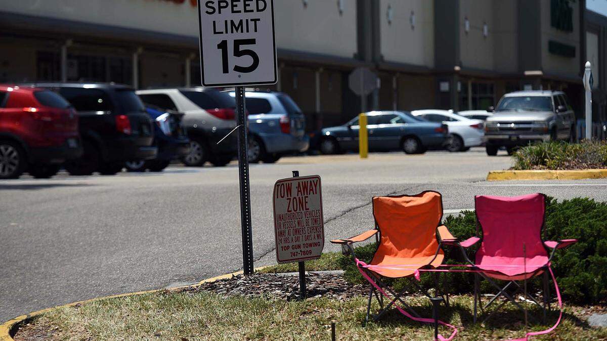 Chairs are set up in advance Friday on 39th Street near Manatee Avenue for the annual DeSoto Heritage Festival Grand Parade on Saturday night. 
 TIFFANY TOMPKINS/Bradenton Herald