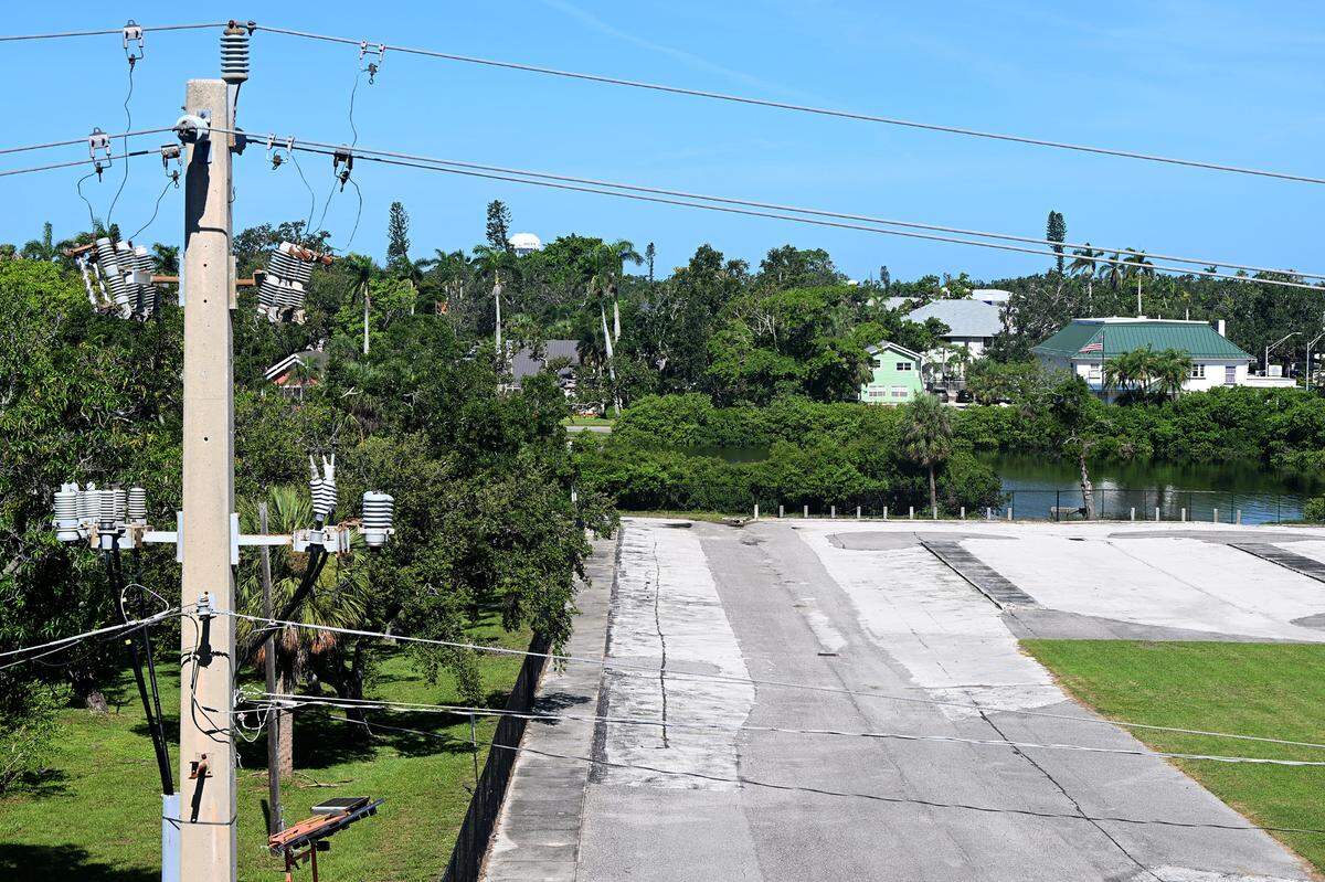 The lot where the former Bradenton City Hall was located may be the new site of luxury apartments. Photo taken June 24, 2025.
