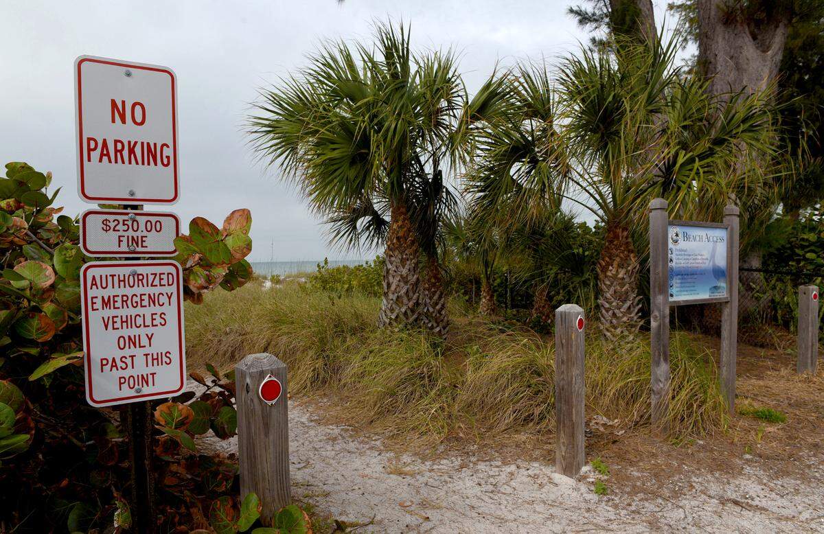 A meeting between Holmes Beach city commissioners and Manatee County commissioners to discuss parking problems on the island failed to find a resolution during the first meeting since parking spaces were removed in 2020.