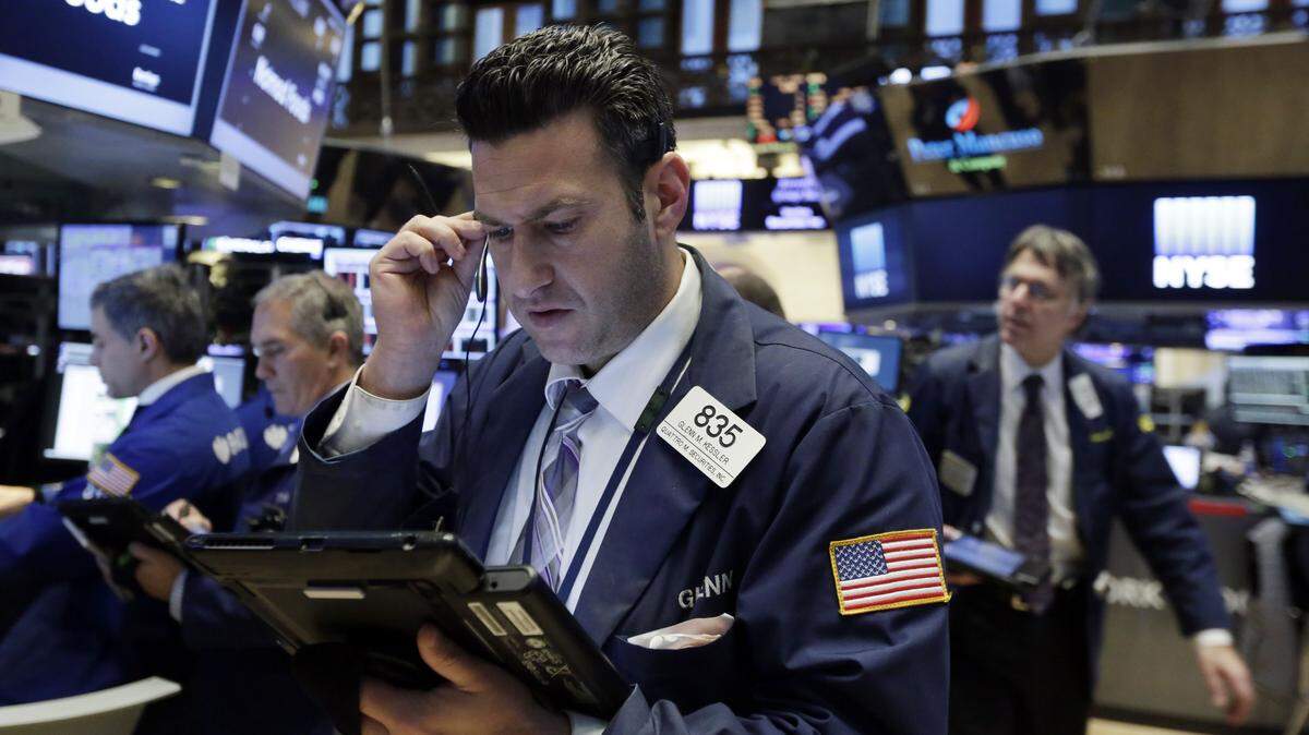 Trader Glenn Kessler, center, works on the floor of the New York Stock Exchange, Wednesday, Jan. 13, 2016. U.S. stocks are opening higher, led by gains in oil and gas companies as the price of crude turns higher. (AP Photo/Richard Drew)