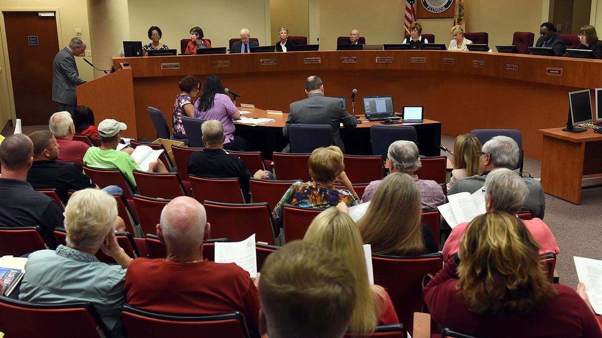 A crowd showed up Thursday to the Manatee County Commission meeting for discussion of Twin River project.TIFFANY TOMPKINS-CONDIE/Bradenton Herald