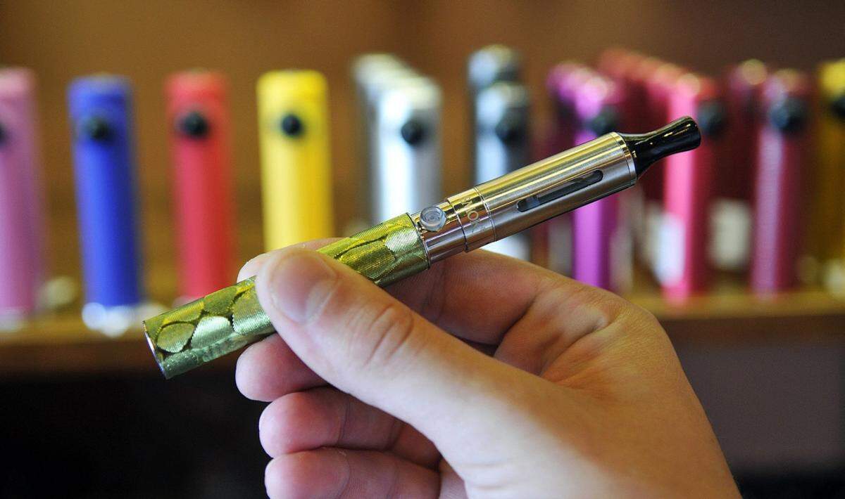 The electronic cigarette consists of a battery on the bottom and a bottom-coiled tank on top.