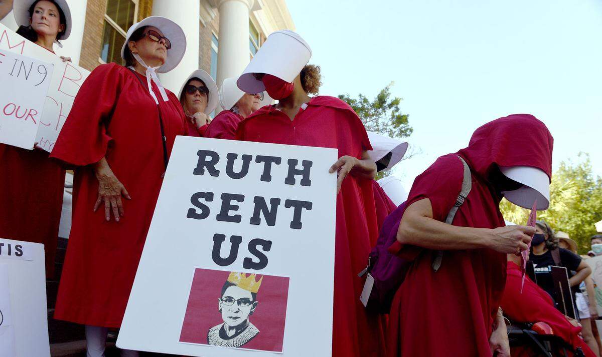 10/02/21—Pro-choice advocates made a stop at the courthouse for speeches as they marched through the streets of downtown Bradenton Saturday, joining hundreds of other Women’s March demonstrators across the country in support of reproductive rights. The march was organized by Women’s Voices of Southwest Florida.