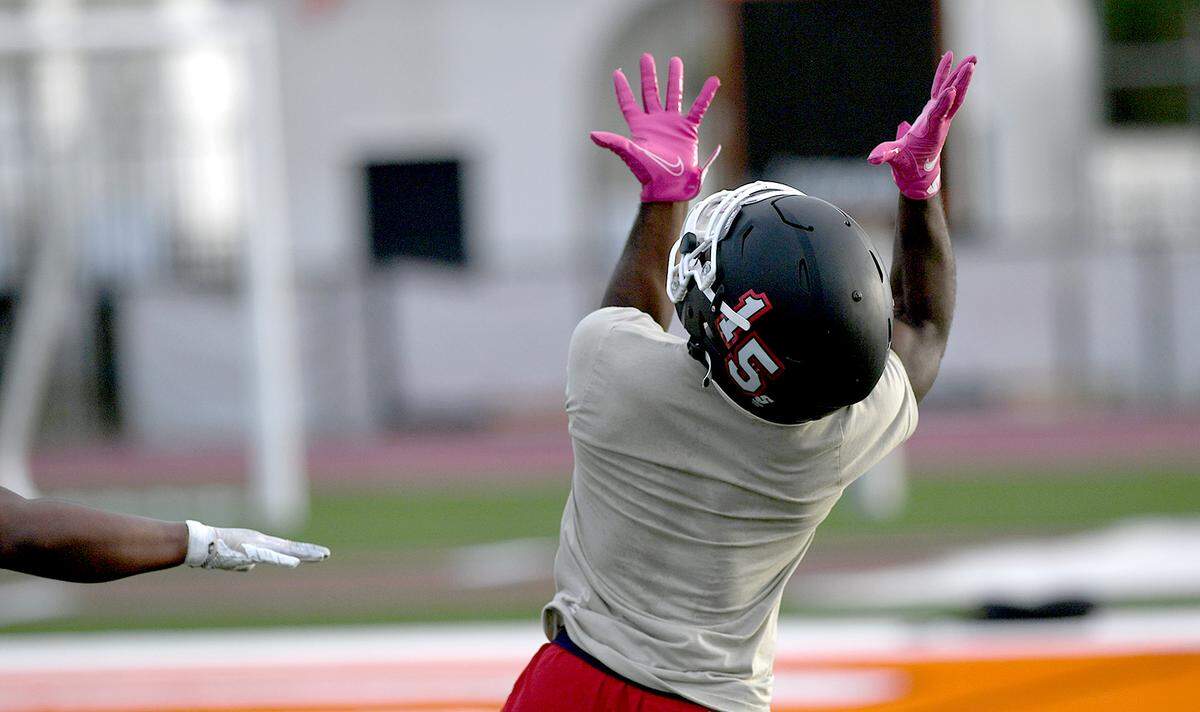 12/28/21—Palmetto’s Cleve Benson looks up to receive the ball at practice for the Florida Suncoast Senior Showcase, which gives high school football players a chance for scouts to see their abilities before signing day.