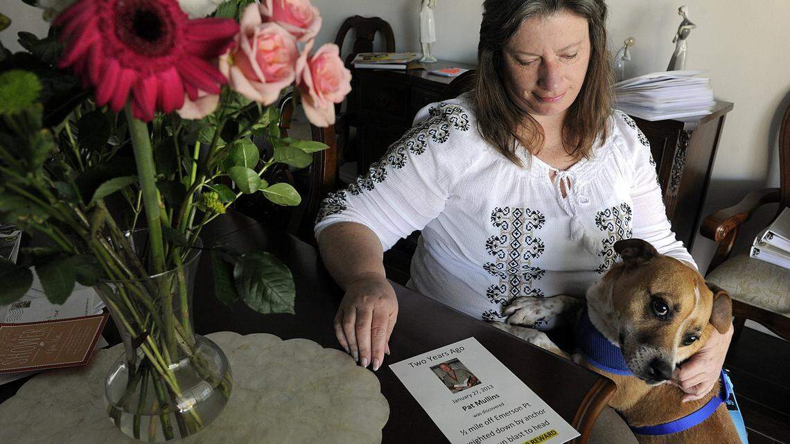 Jill Mullins, wife of Palmetto High School media specialist Pat, who was killed two years ago, has handed out these flyers at Emerson Point and plans to hand them out to boaters at local boat ramps. Beagle mix Cole is one of her two dogs. 
 TIFFANY TOMPKINS-CONDIE/Bradenton Herald