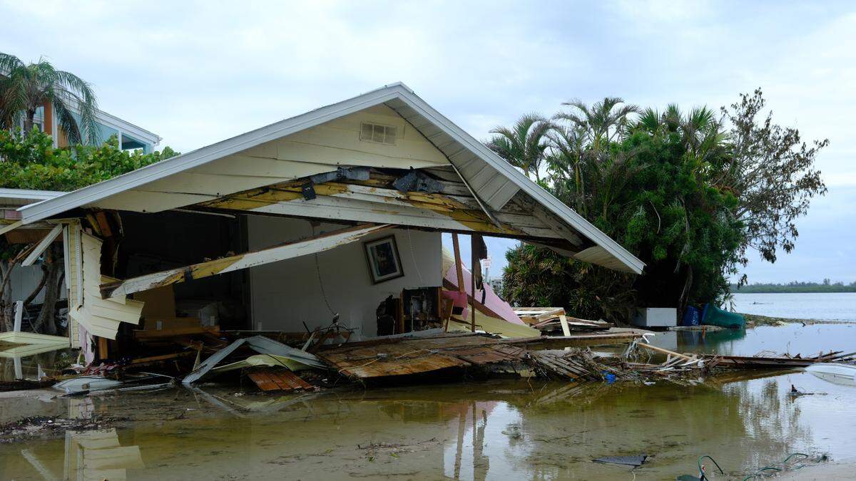 Una casa situada en Gulf Drive, en la ciudad de Bradenton Beach, en la isla de Anna Maria, fue levantada de sus cimientos y arrojada calle abajo durante la marejada ciclónica sin precedentes del huracán Helene.