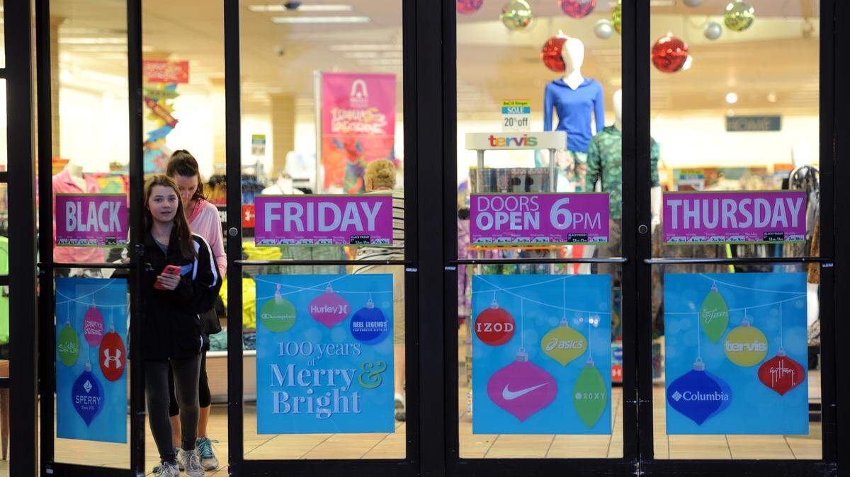 Shoppers leave Bealls after shopping on Black Friday. 
 GRANT JEFFERIES/Bradenton Herald