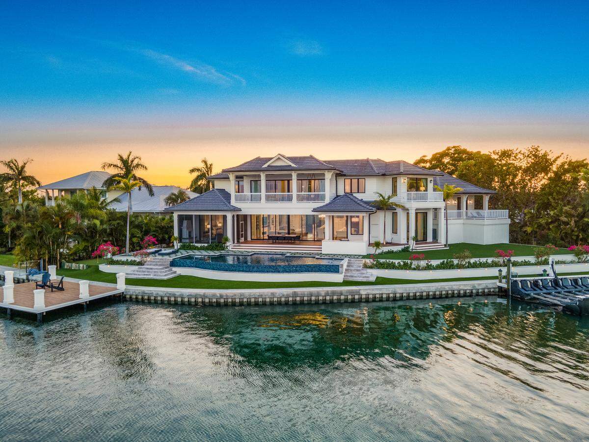 Former MLB All-Star Mark Melancon is selling his Anna Maria Island, Florida waterfront home for $10.95 million.
