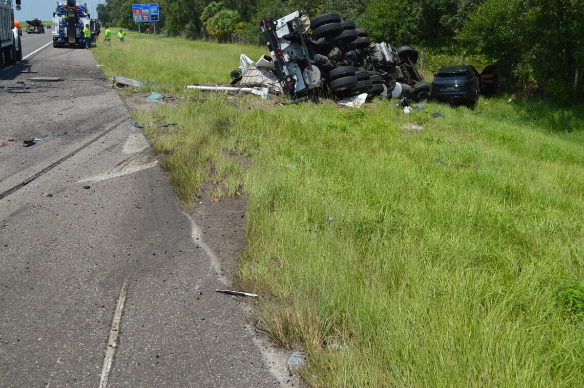 Crane truck overturns in Manatee County FL on Interstate 75 | Bradenton ...