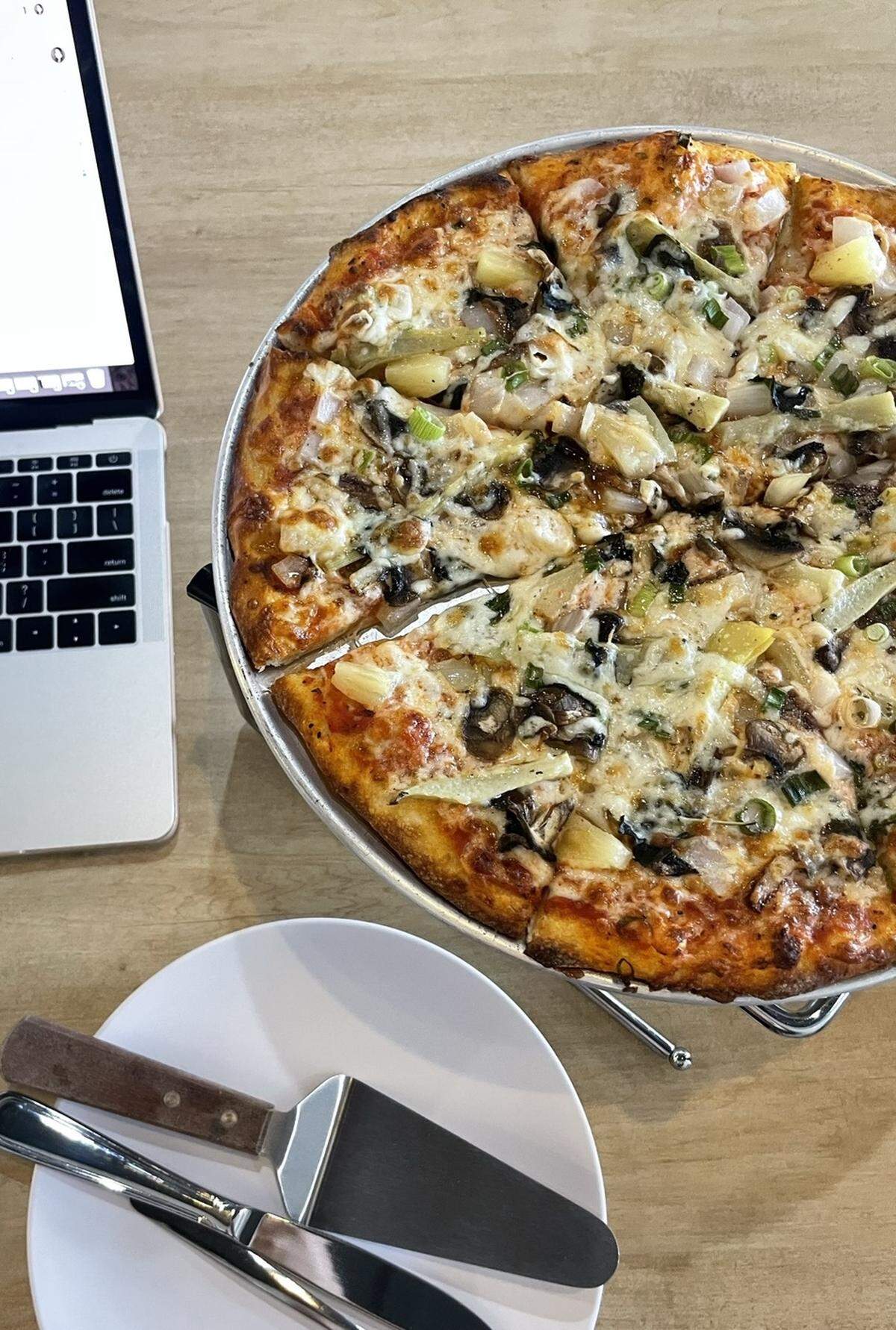 Fresca Pizza & Pasta, 5348 34th St. W., is a new family-owned and operated restaurant in Bradenton.