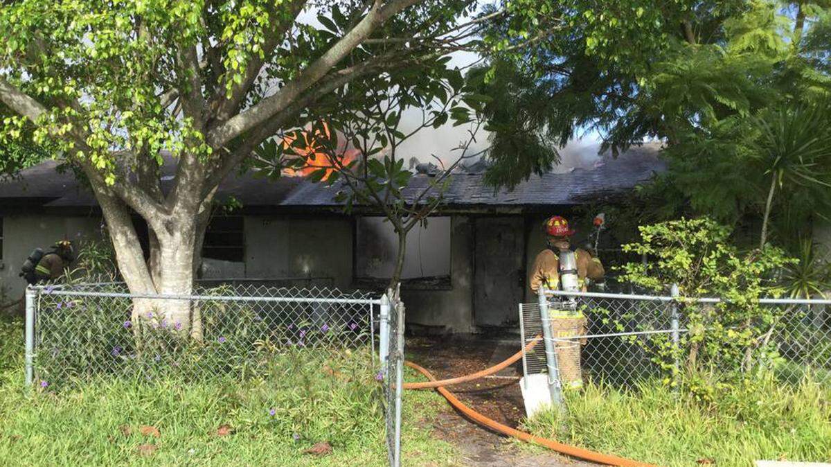 Manatee County fire departments responded to this December blaze at the eastern edge of Bradenton. As the city continues to expand and annex properties in eastern Manatee County, it must face the challenges of expanding its public safety services under budgetary constraints. MARK YOUNG/Bradenton Herald file photo