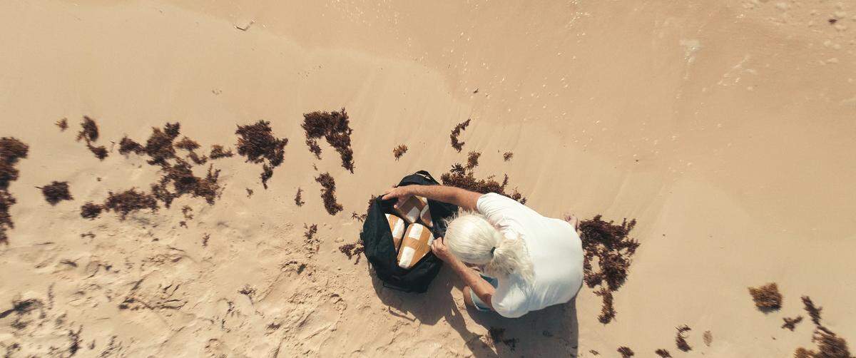 In “The Legend of Cocaine Island,” the discovery of a duffel bag full of drugs washed up on a tropical beach ignites an unexpected chain of events.