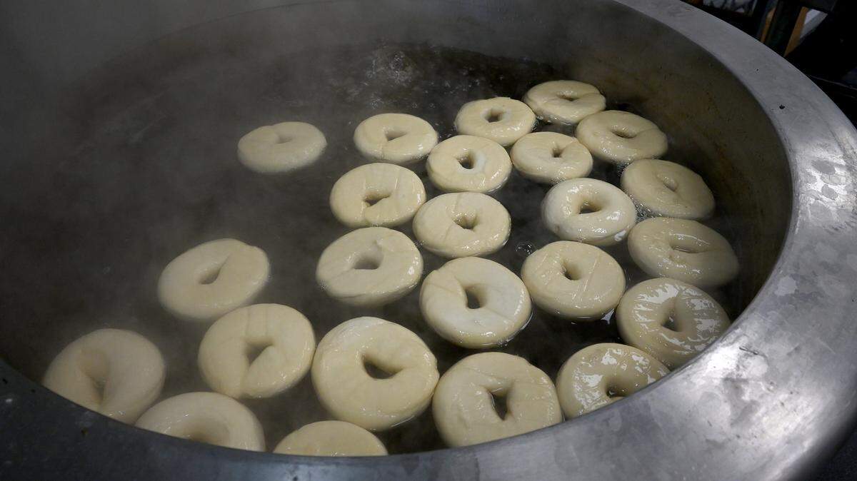 Boiling bagels at Jeff’s Bagel Run at 14624 State Road 70 East on Oct. 6, 2025.
