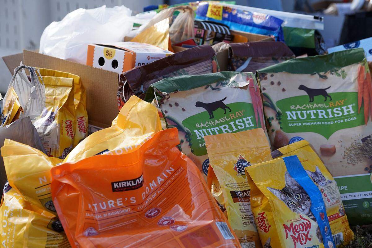 1/30/21--With need rising at local food banks during the COVID-19 pandemic, Mayors’ Feed the Hungry is now collecting animal food in addition to goods for people.